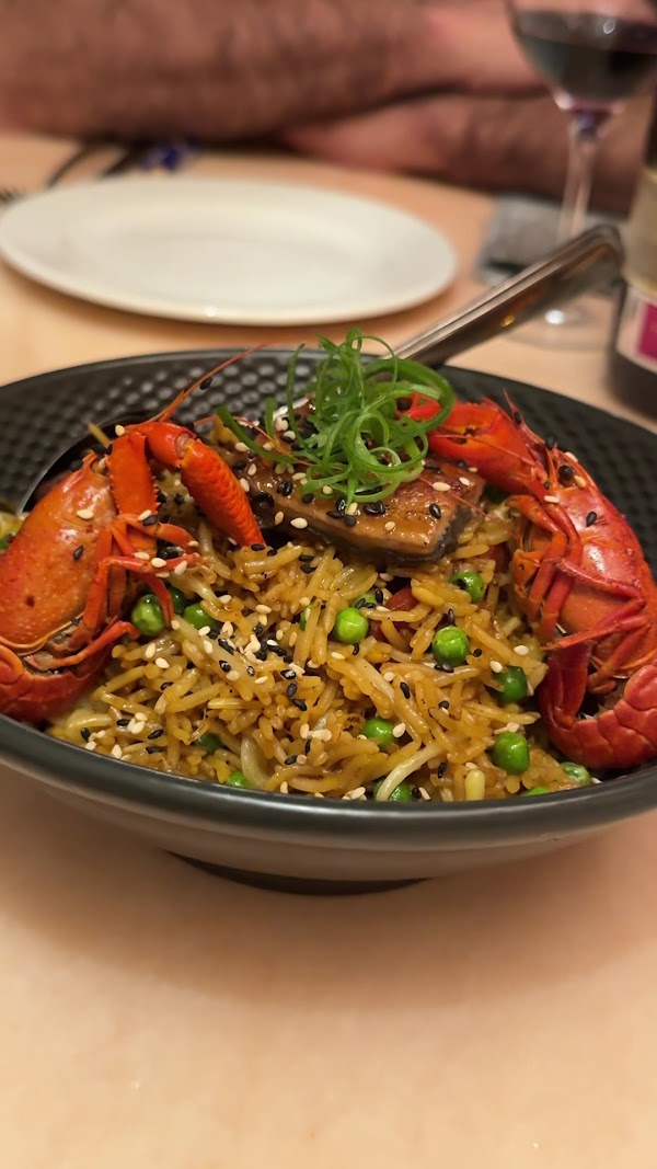 Arroz chaufa amazónico con cangrejos